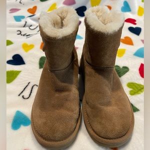 Kids Ugg short boot tan w side buckle detail sz 5